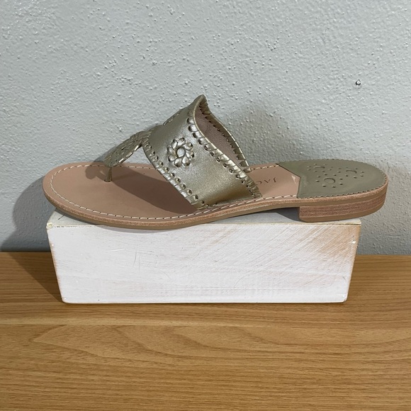 Jack Rogers Metallic Gold Thong Sandals Whipstitch Medallion Flat Size 10 Beachy - Picture 3 of 11